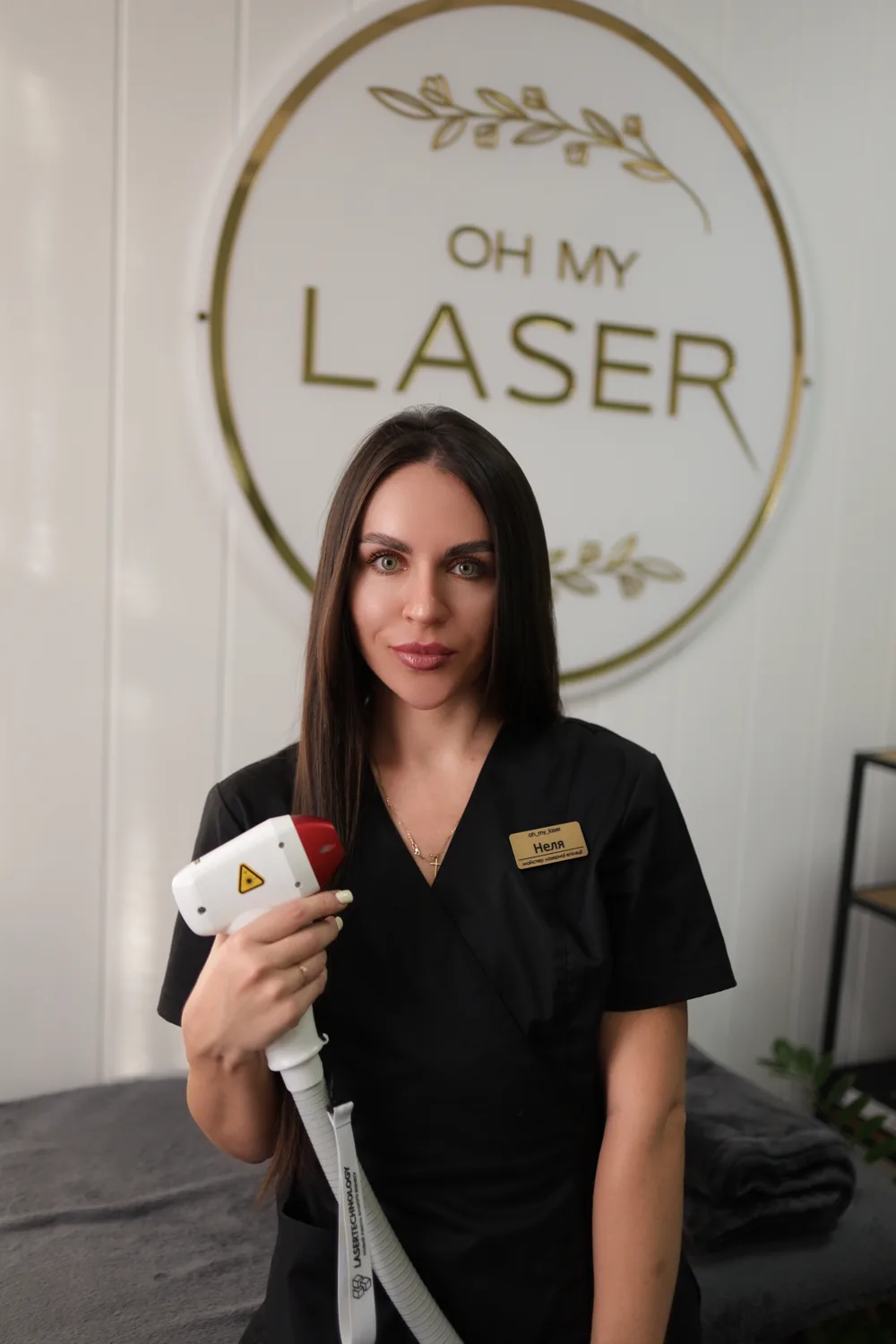 Неля, майстриня студії OH MY LASER, під вивіскою салону