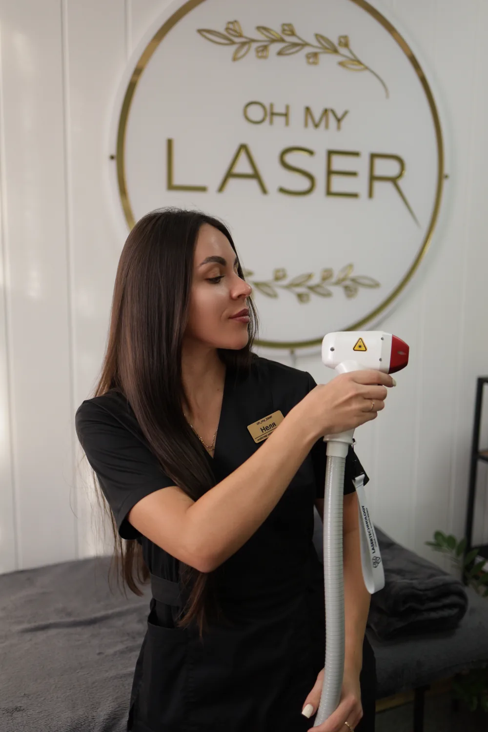 Неля з маніпулою лазера у кабінеті OH MY LASER